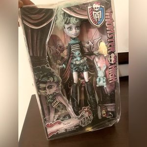 Monster High Twyla Doll New In Box Rare